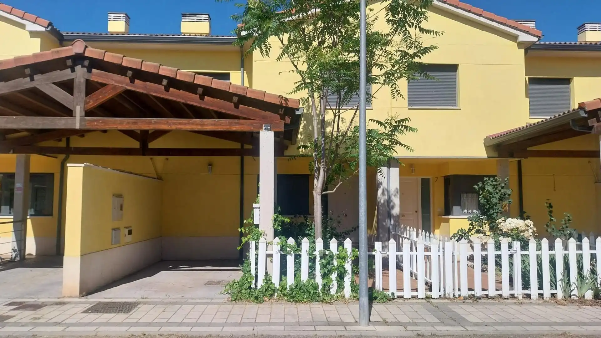 Vista exterior de Casa adosada en venta en Tudela de Duero con Calefacción y Jardín privado