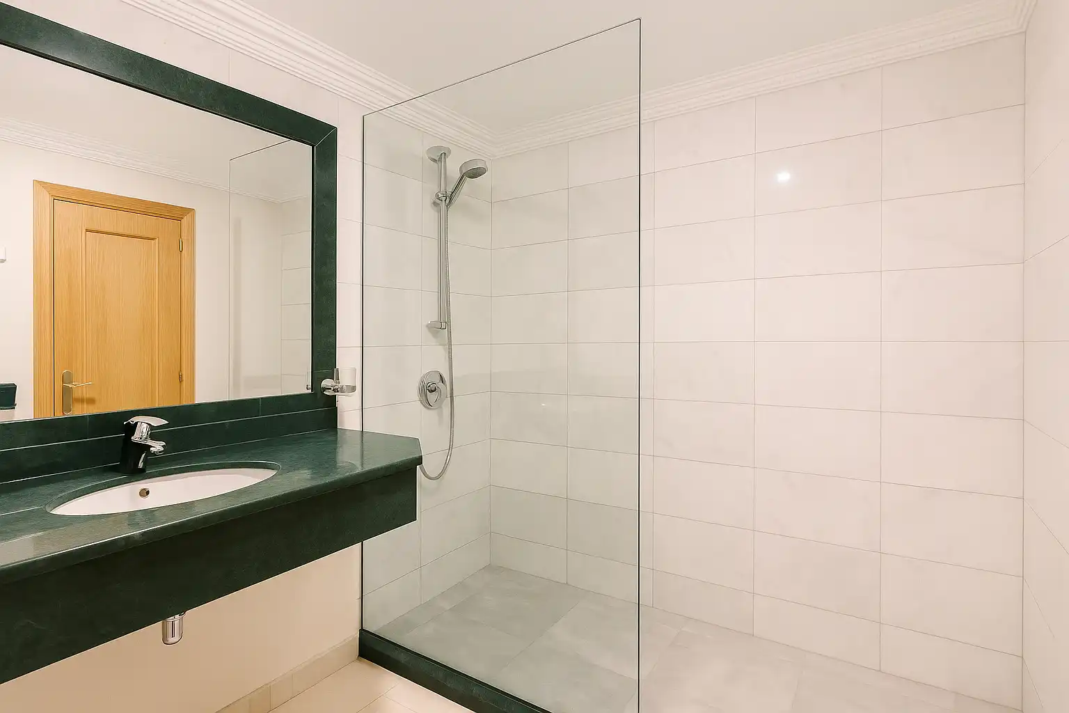 Baño de Apartamento en venta en Benahavís con Aire acondicionado, Trastero y Piscina comunitaria