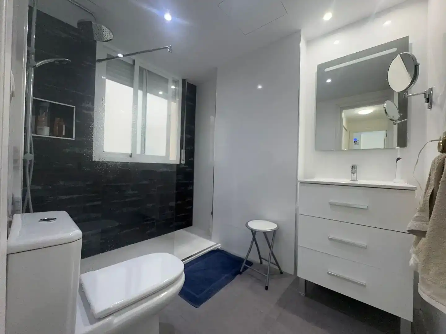 Badezimmer von Wohnungen zur Miete in Marbella mit Klimaanlage, Terrasse und Schwimmbad