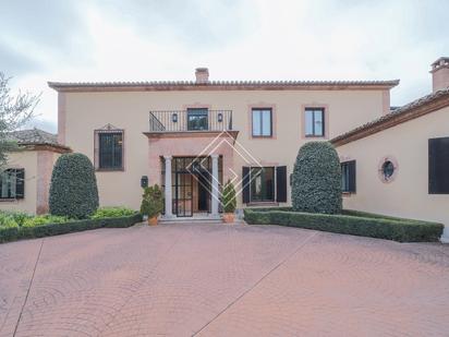 Vista exterior de Casa o xalet en venda en La Moraleja amb Aire condicionat, Jardí privat i Terrassa