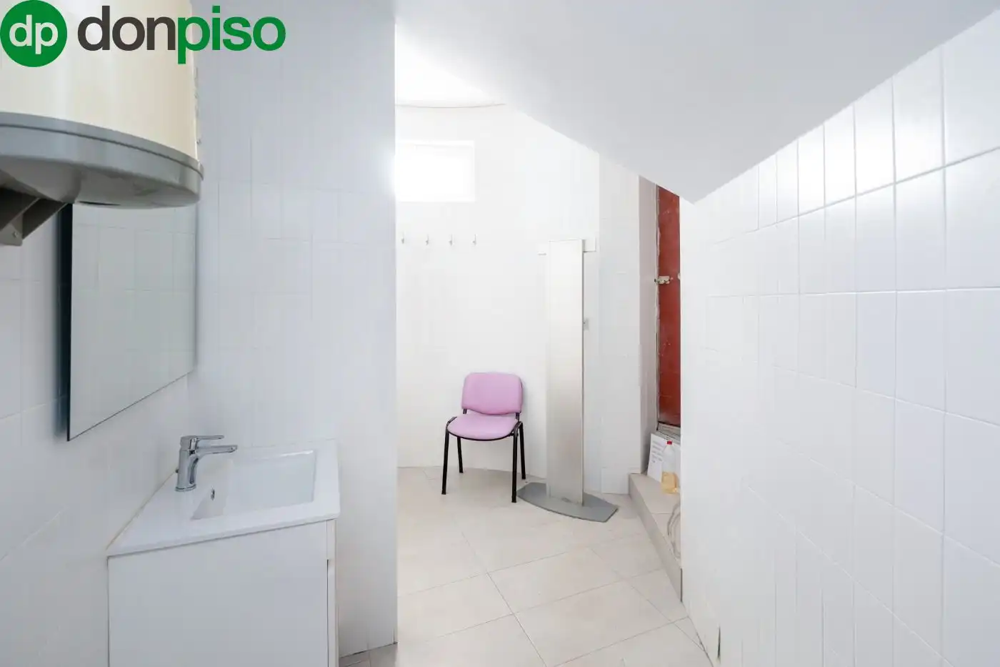 Badezimmer von Geschaftsraum zum Verkauf in Granada mit Klimaanlage