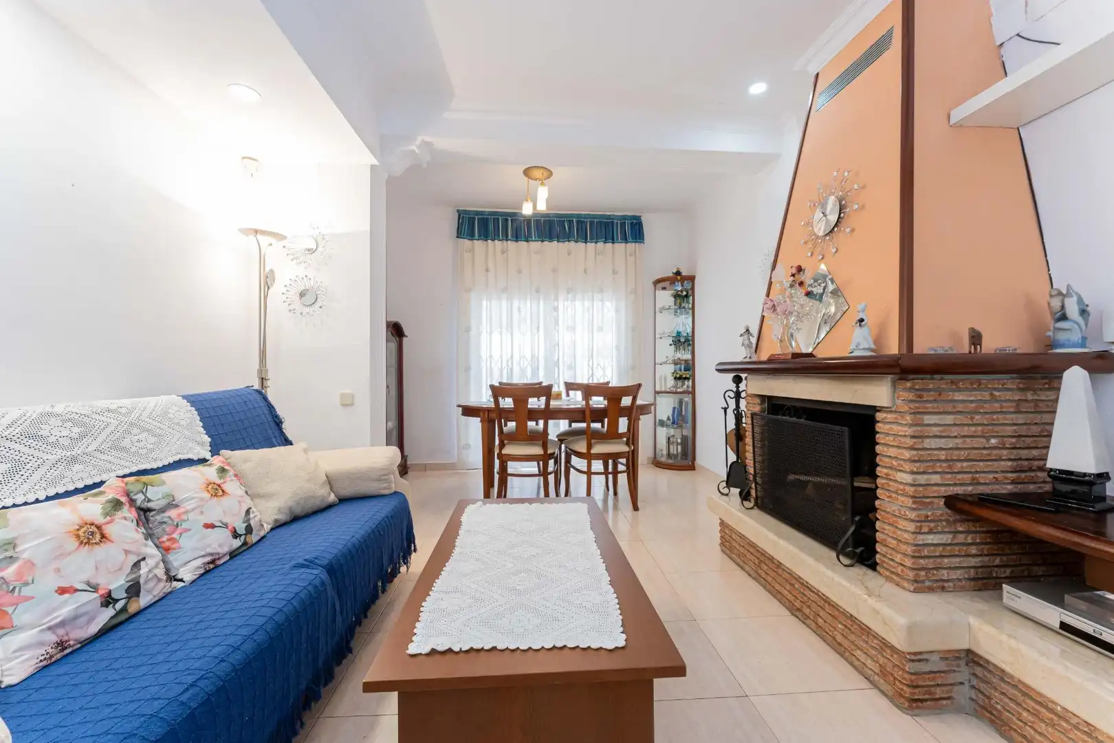 Sala d'estar de Casa o xalet en venda en Viladecans amb Aire condicionat, Calefacció i Jardí privat