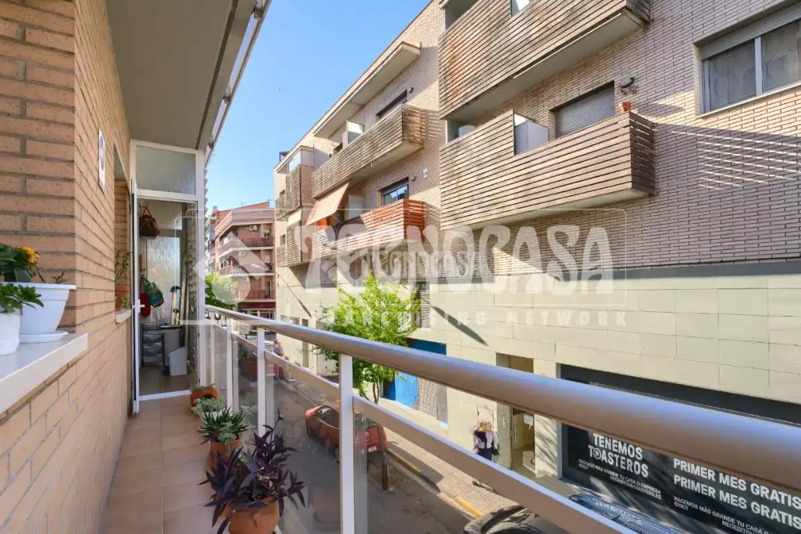 Vista exterior de Pis en venda en Cornellà de Llobregat amb Balcó