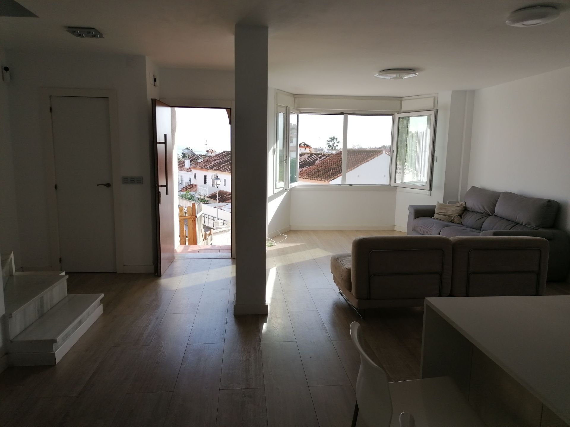 Sala d'estar de Casa adosada de lloguer en Algeciras amb Aire condicionat, Jardí privat i Domòtica