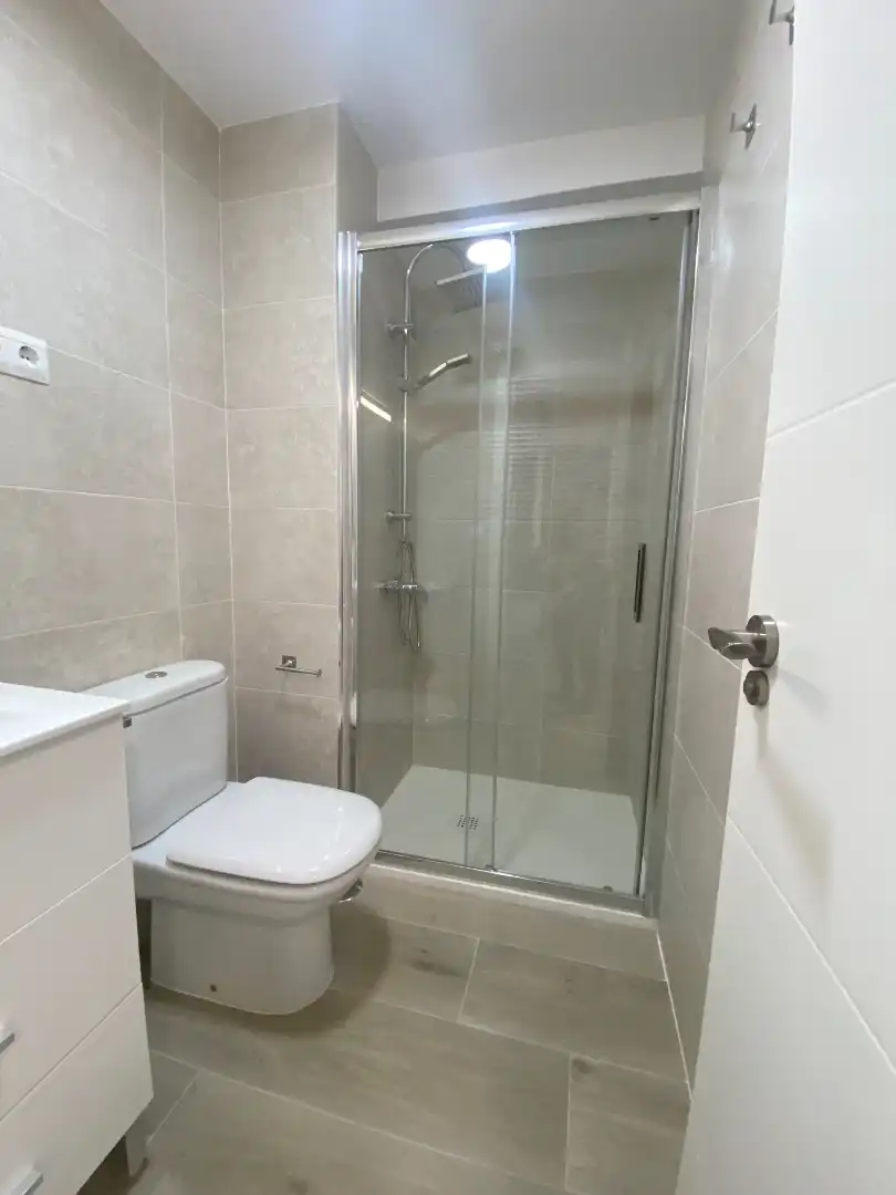 Bany de Apartament de lloguer en Málaga amb Aire condicionat, Moblat i Rentadora