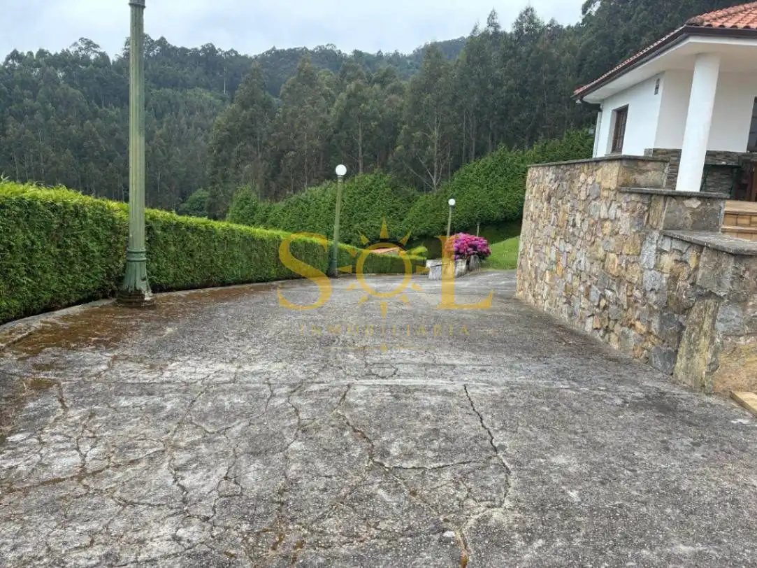 Aparcament de Casa o xalet en venda en Pravia amb Calefacció i Jardí privat