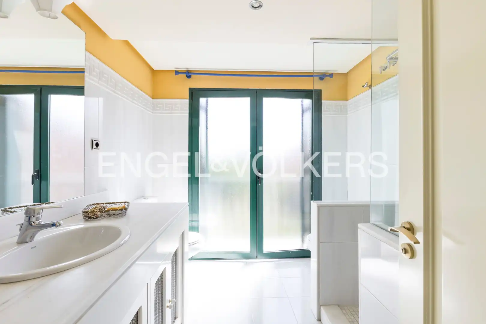 Bathroom of Houses for sale in Velilla de San Antonio  with Air Conditioner, Heating and Terrace
