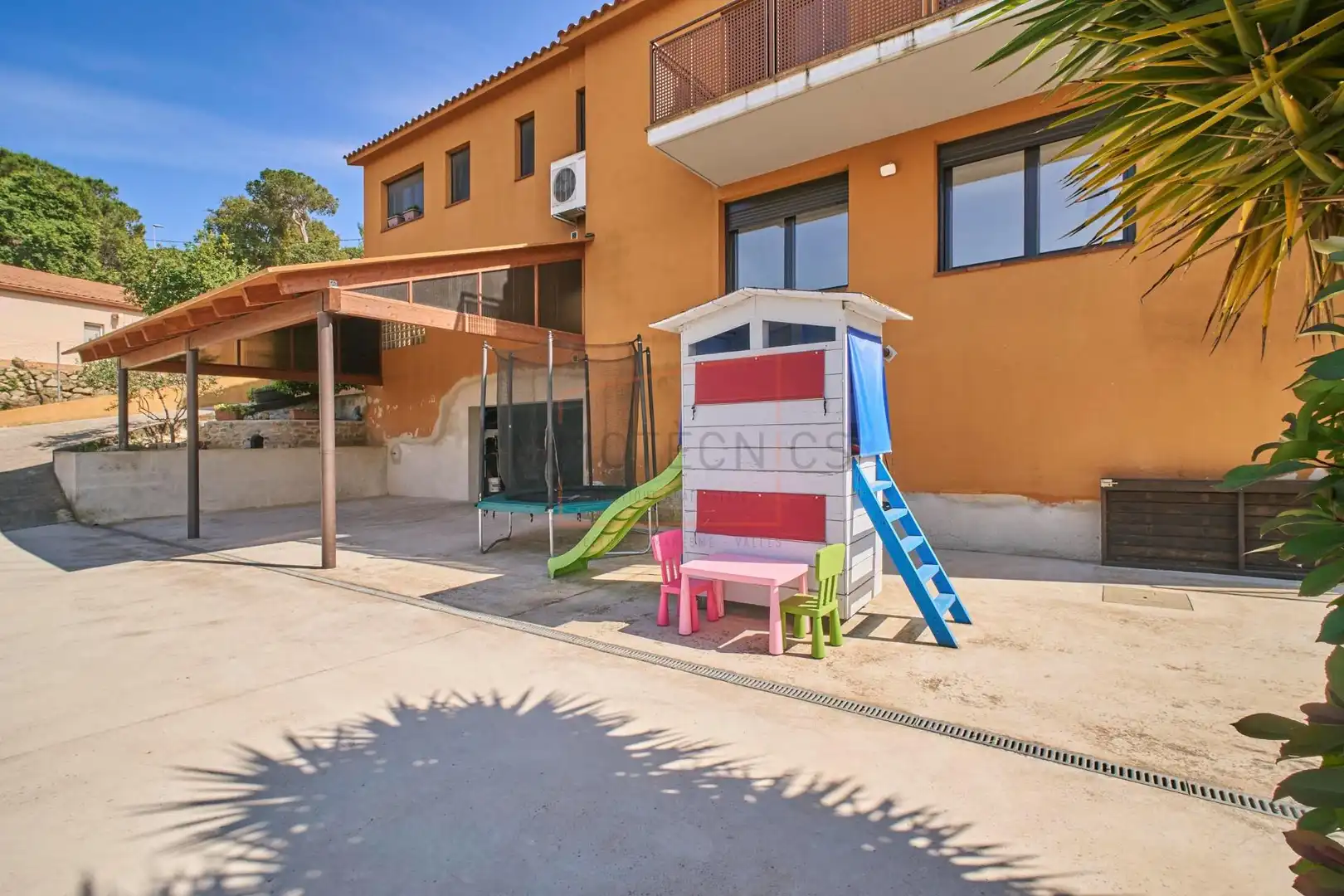 Vista exterior de Casa o xalet en venda en Vilanova del Vallès amb Jardí privat, Terrassa i Piscina