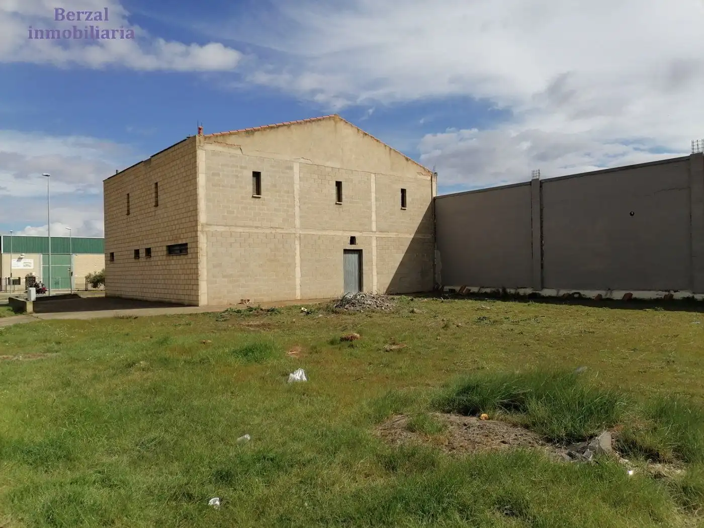 Vista exterior de Nau industrial en venda en Navarrete