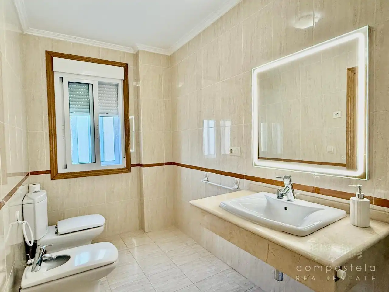 Badezimmer von Wohnung zur Miete in Vilagarcía de Arousa mit Heizung, Parkett und Terrasse