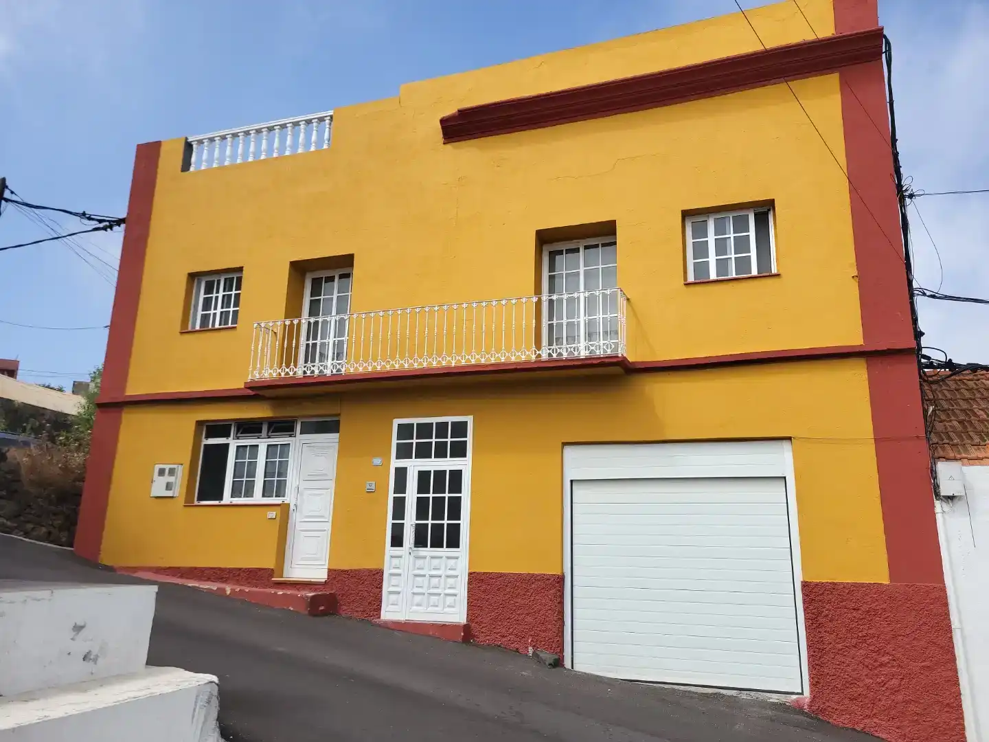 Vista exterior de Casa adosada en venda en El Pinar de El Hierro amb Moblat i Balcó