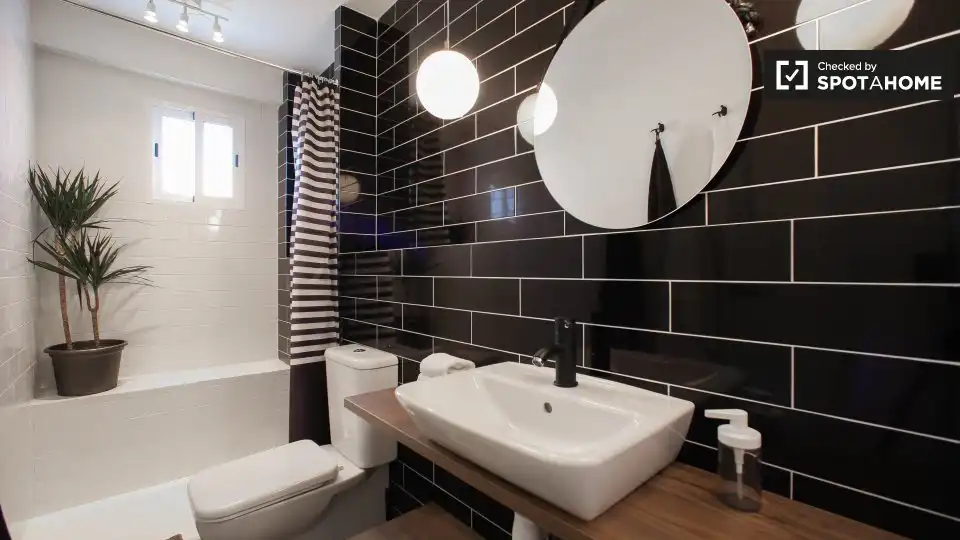 Bathroom of Flat for rent in Valencia  with Air Conditioner, Heating and Furnished