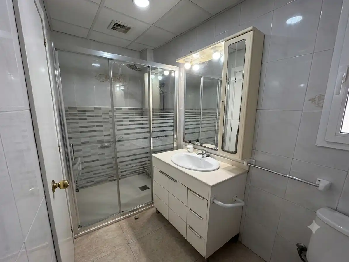 Badezimmer von Wohnung zum Verkauf in Cornellà de Llobregat mit Alarm