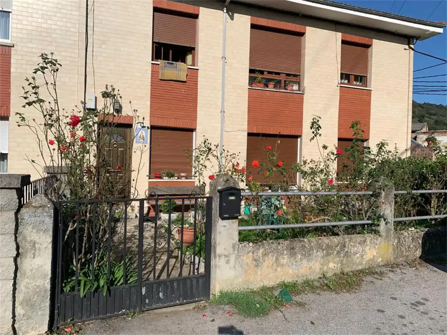 Vista exterior de Planta baja en venta en Lena con Jardín privado, Trastero y Amueblado
