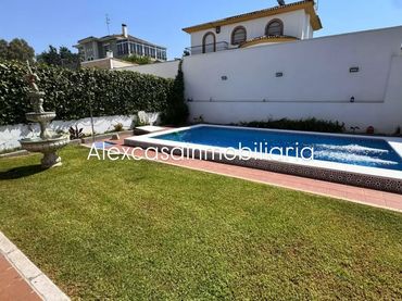 Chalet con piscina en venta en Cabra