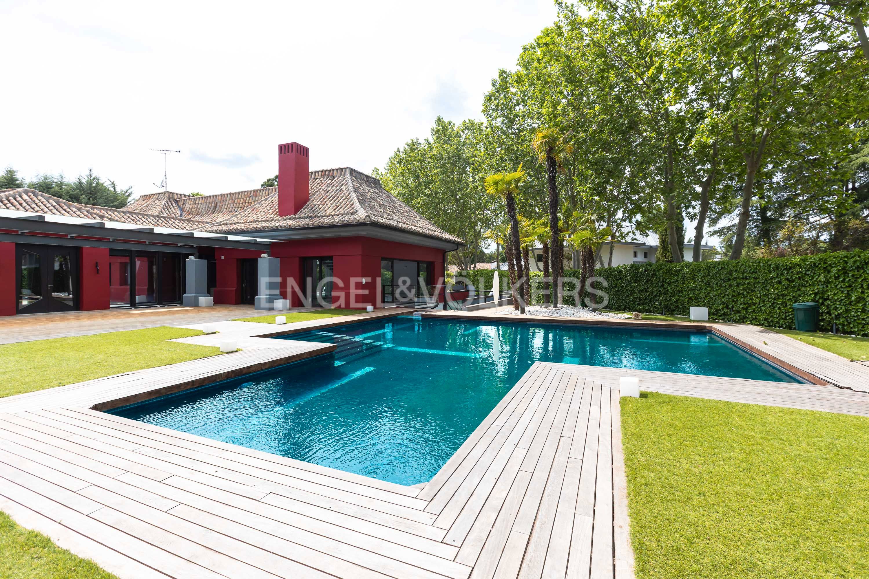 Exterior view of House or chalet for sale in La Moraleja  with Air Conditioner, Heating and Private garden
