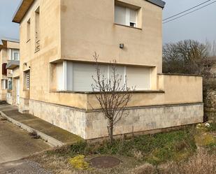 Vista exterior de Casa adosada en venda en Aguilar de Campoo amb Terrassa