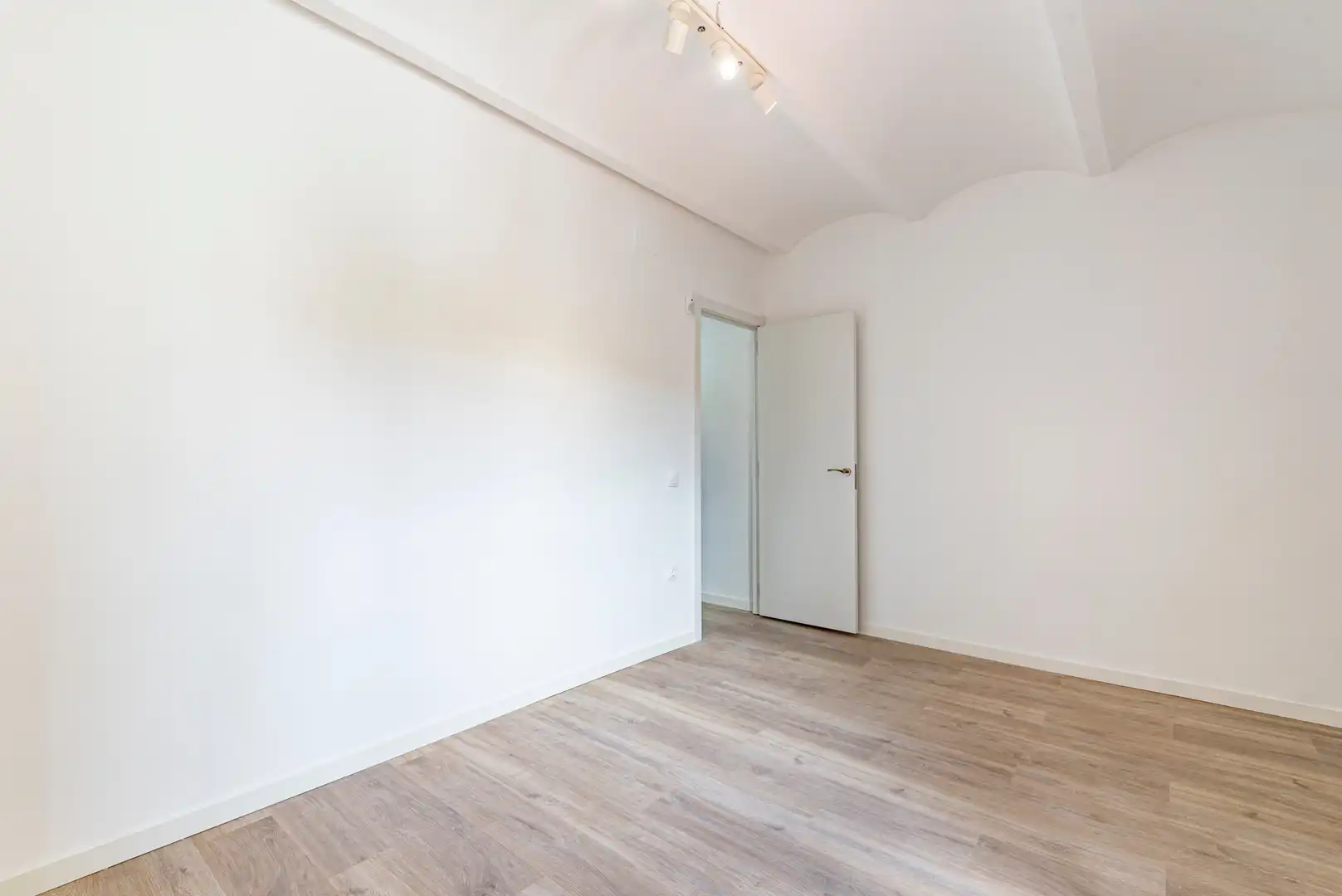 Habitación de Ático en venta en Santa Coloma de Gramenet con Terraza, Horno y Balcón