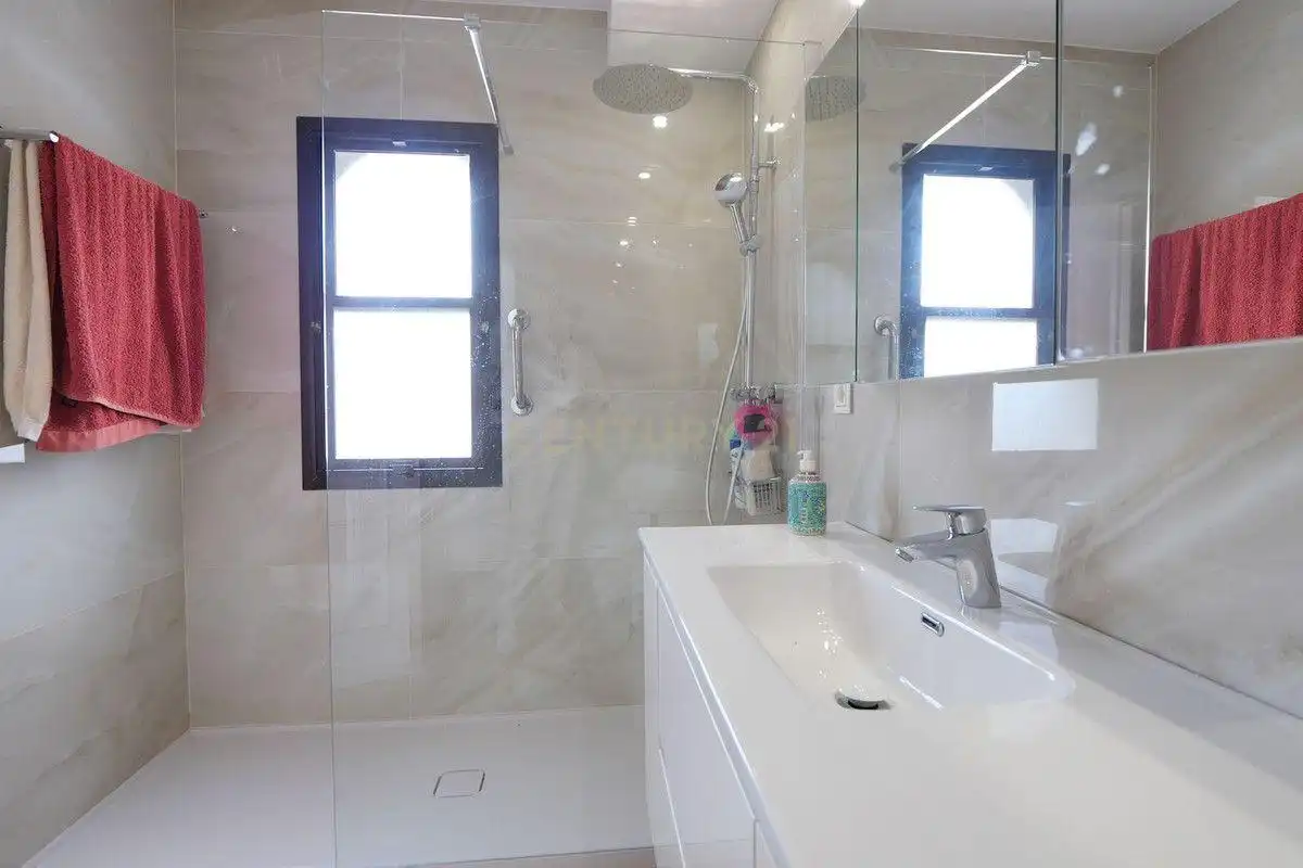 Baño de Casa adosada en venta en Marbella con Aire acondicionado, Jardín privado y Balcón