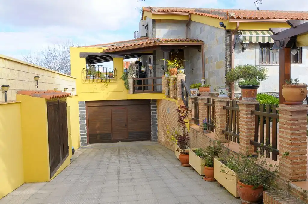 Außenansicht von Haus oder Chalet zum Verkauf in Valdepeñas mit Klimaanlage, Heizung und Privatgarten