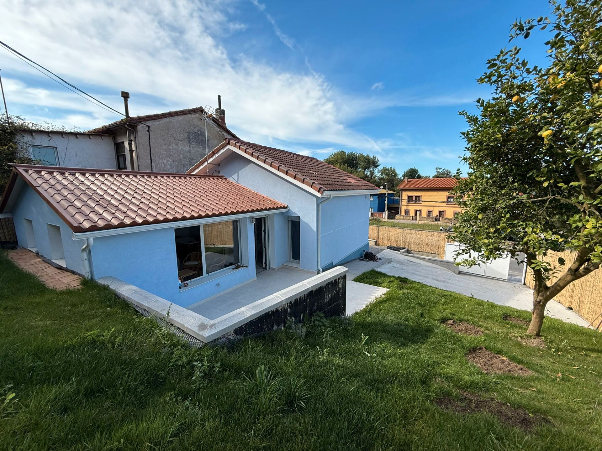Vista exterior de Casa o xalet en venda en Castrillón amb Calefacció, Jardí privat i Terrassa