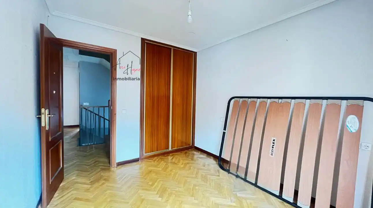 Schlafzimmer von Haus oder Chalet zum Verkauf in Villamayor mit Heizung, Parkett und Terrasse