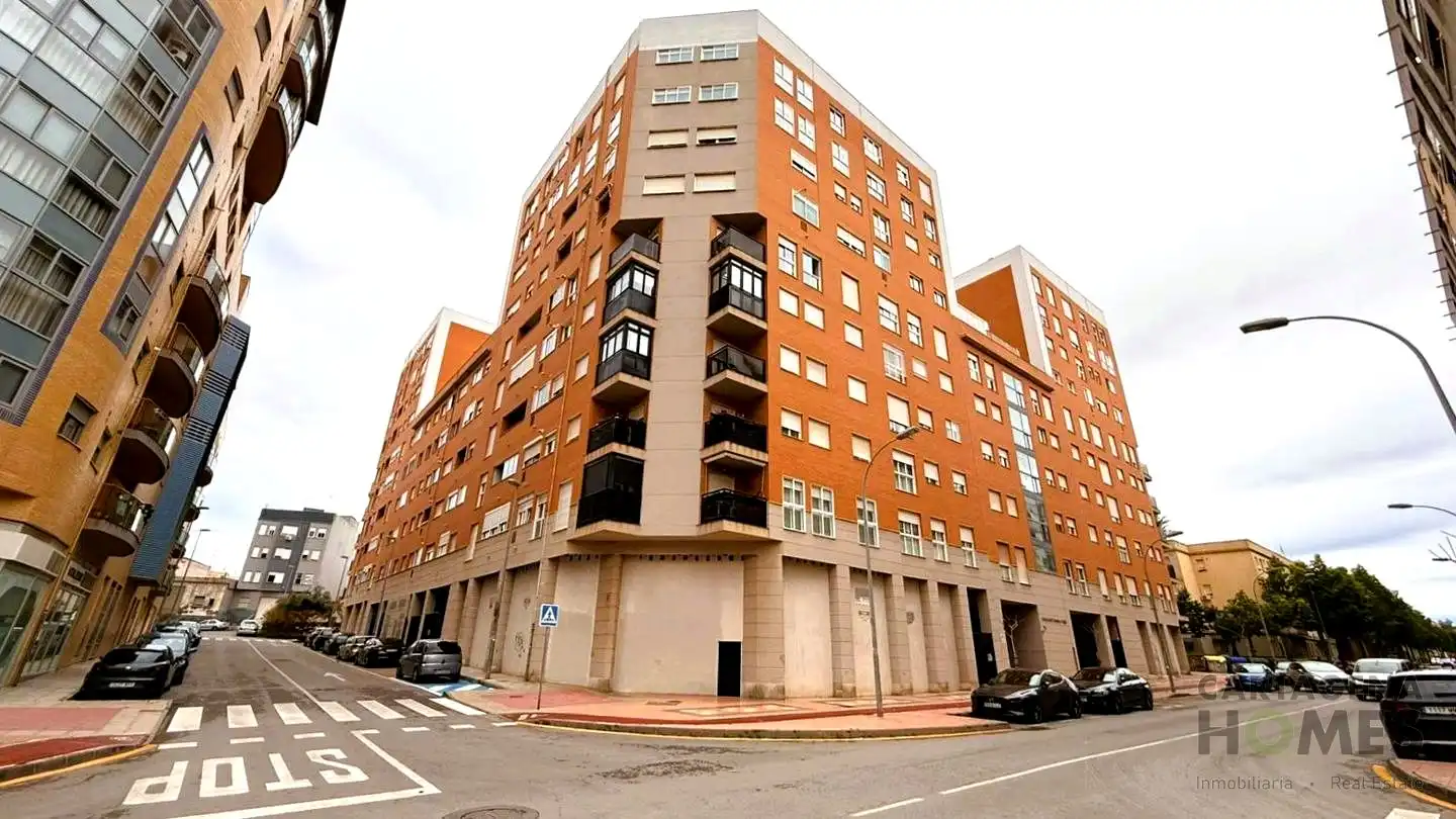 Local comercial en venta en Santiago Ramón Y Cajal 71