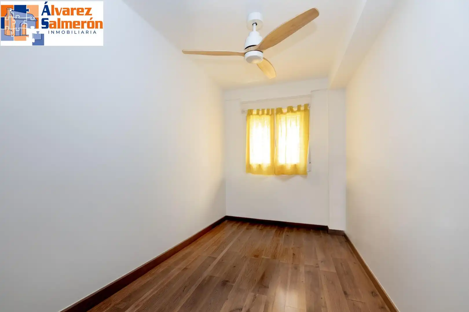 Bedroom of Flat for sale in Granada  with Air Conditioner and Terrace
