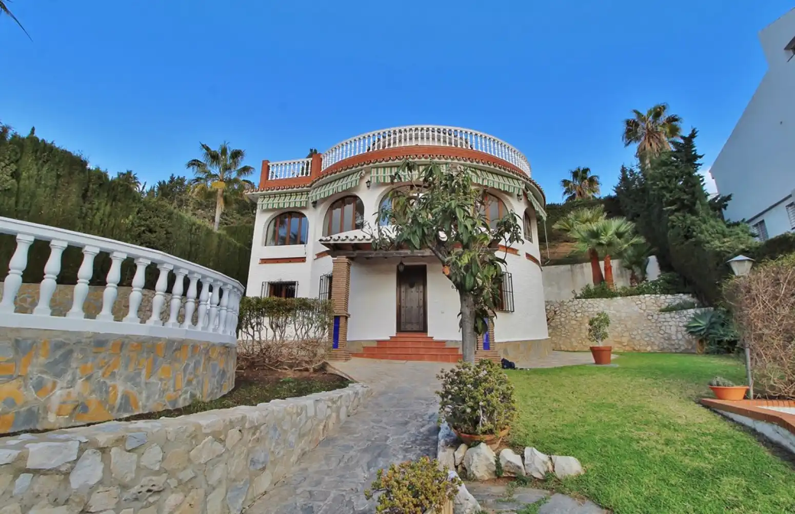 Vista exterior de Casa o xalet en venda en Rincón de la Victoria amb Aire condicionat, Jardí privat i Terrassa