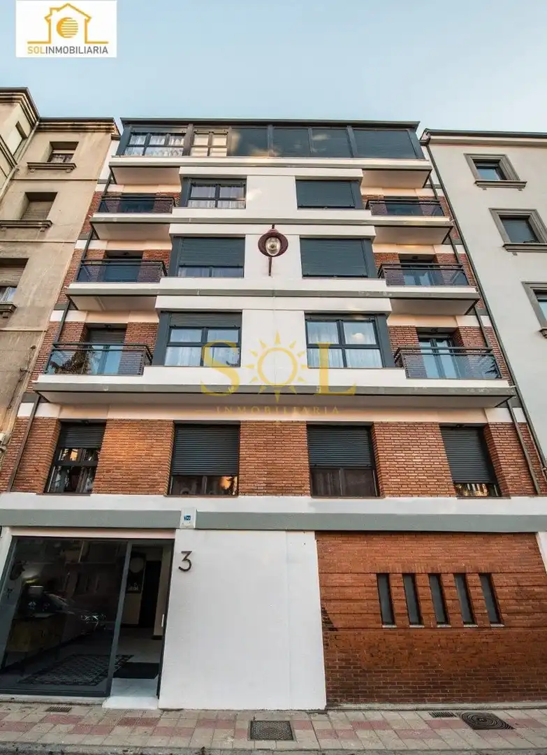 Vista exterior de Pis en venda en León Capital  amb Calefacció, Moblat i TV