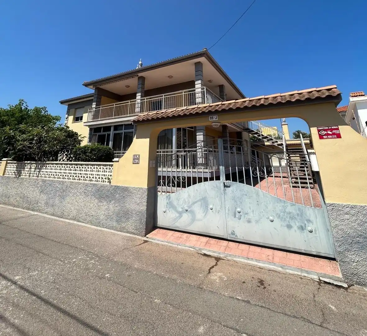 Vista exterior de Casa o xalet en venda en Vinaròs amb Calefacció, Jardí privat i Terrassa