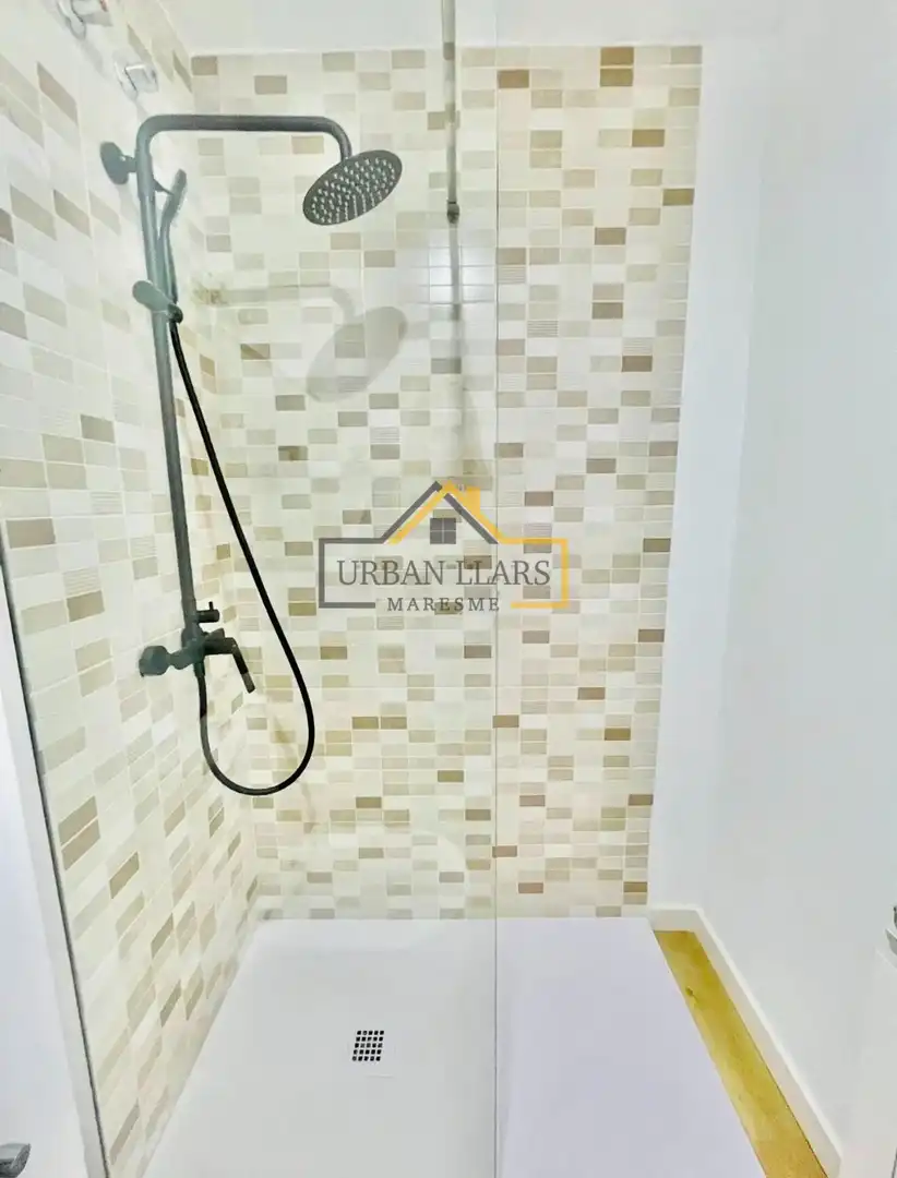 Badezimmer von Dachboden zum Verkauf in Mataró mit Klimaanlage, Heizung und Parkett