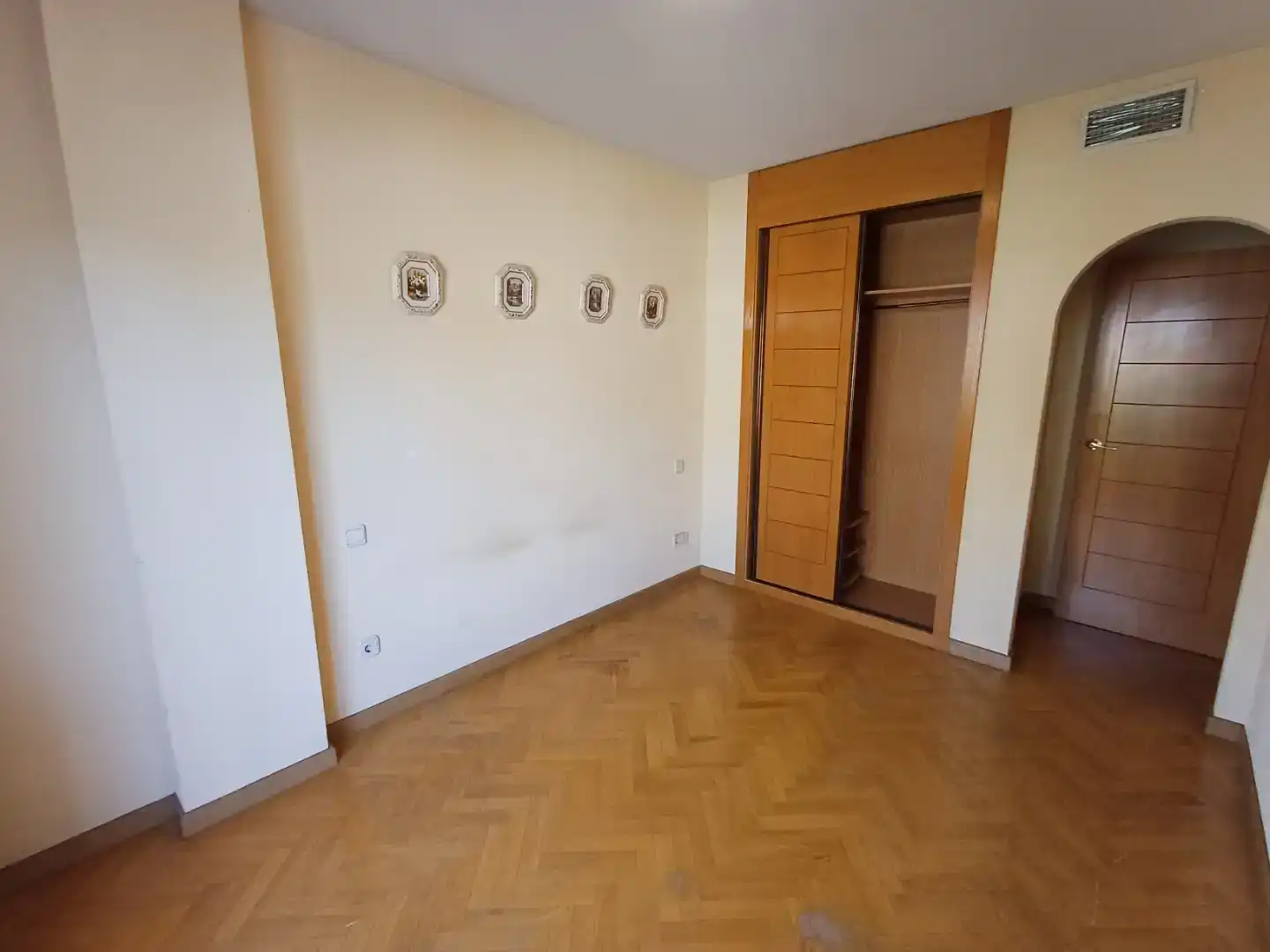 Habitación de Casa o chalet en venta en Alcalá de Henares con Piscina y Balcón