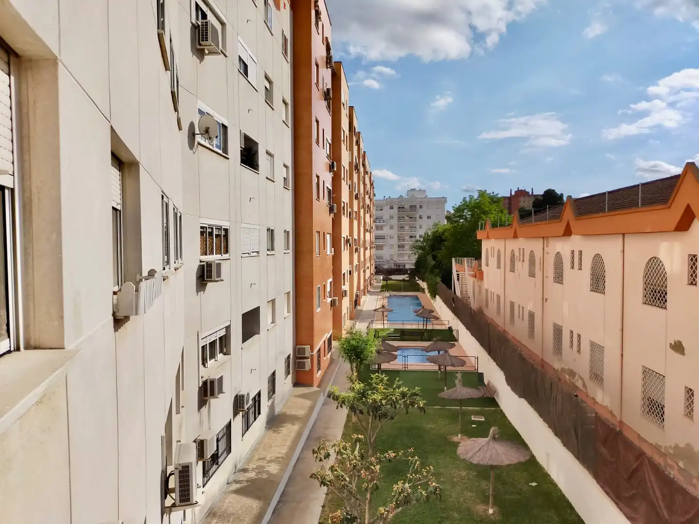 Vista exterior de Piso en venta en Jerez de la Frontera con Aire acondicionado, Terraza y Piscina comunitaria