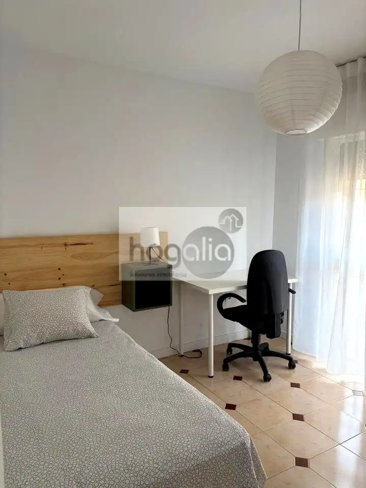 Bedroom of Flat for rent in Sevilla  with Air Conditioner, Furnished and Balcony