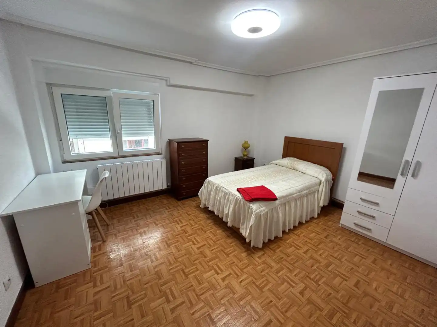 Schlafzimmer von Wohnung zur Miete in Santander mit Heizung und Möbliert