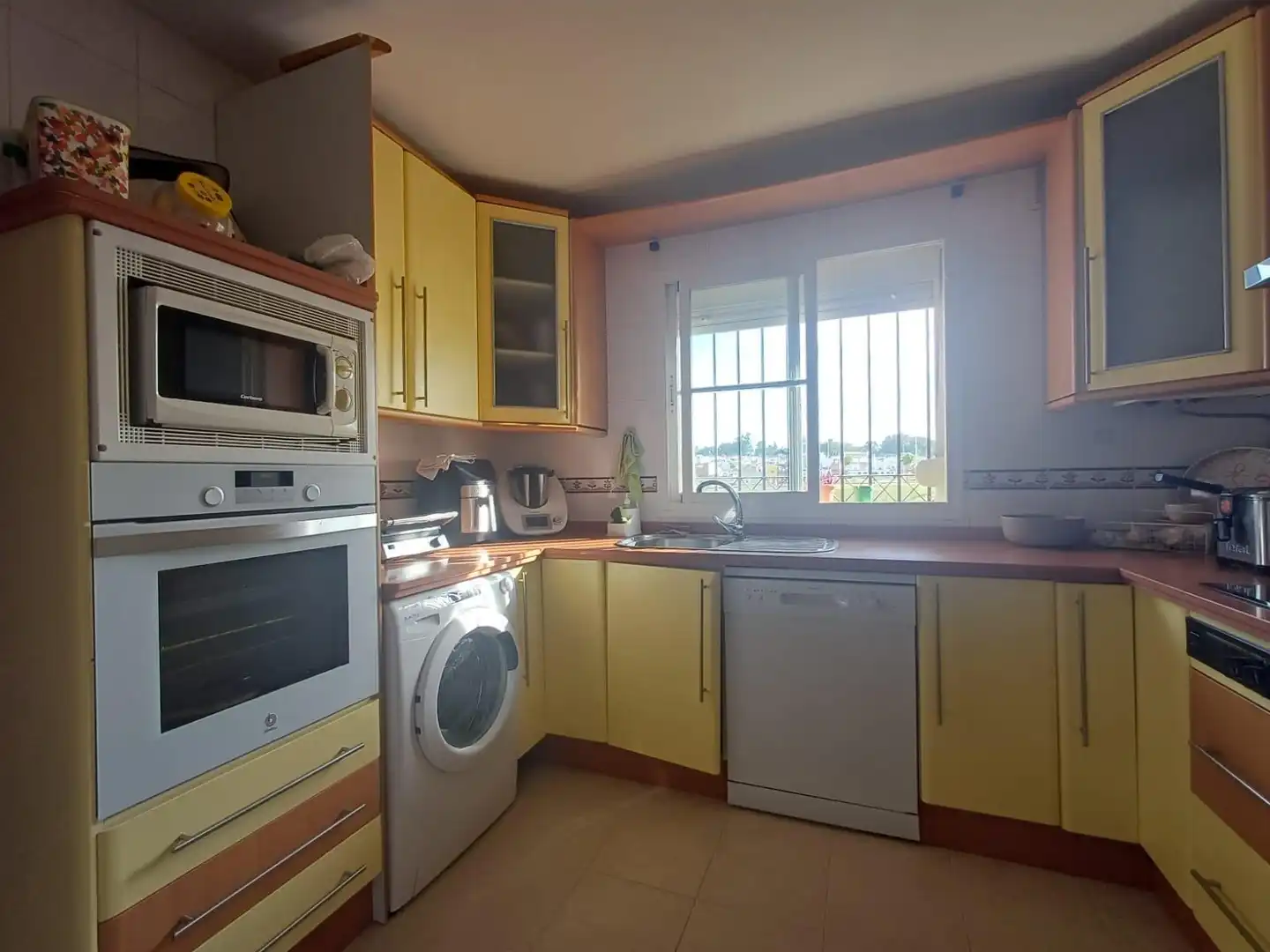 Küche von Einfamilien-Reihenhaus zum Verkauf in Coria del Río