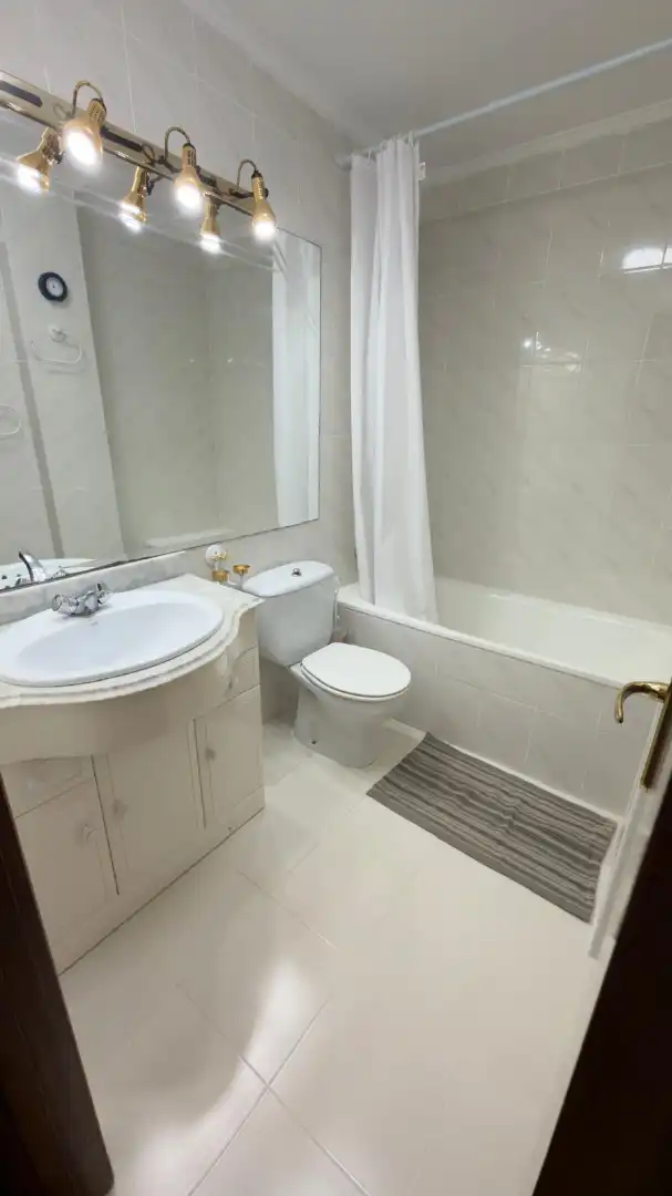 Baño de Piso de alquiler en Castro-Urdiales con Calefacción y Amueblado