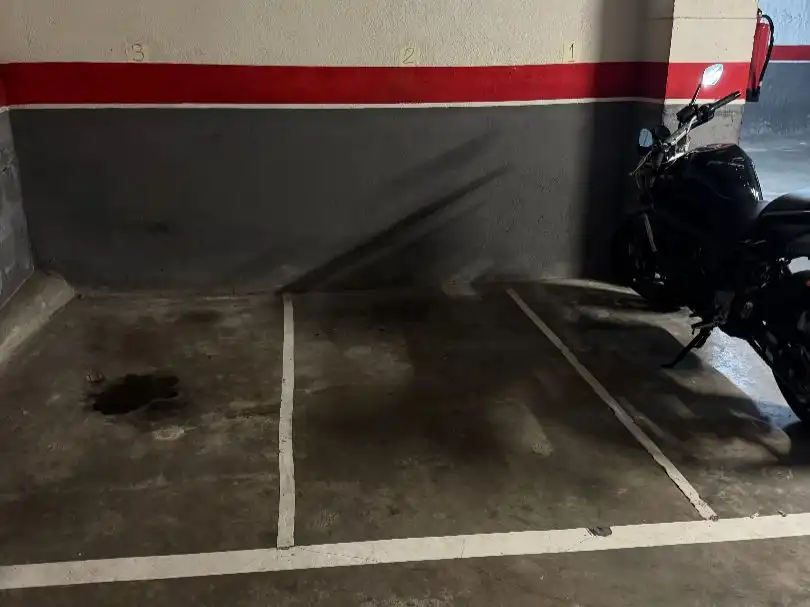 Motorbike to rent in Carrer de Cervantes 207
