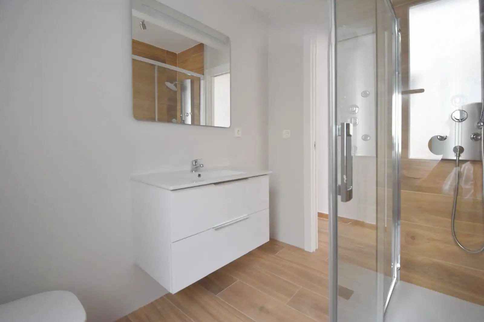 Badezimmer von Wohnung zum Verkauf in Pinto mit Heizung