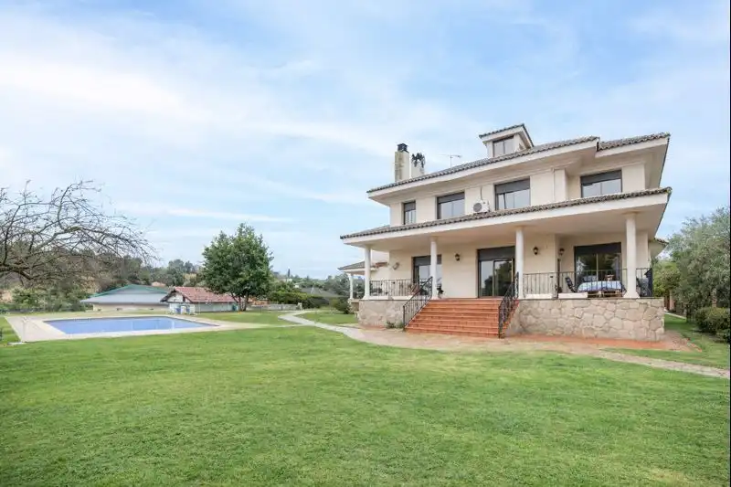 Vista exterior de Casa adosada en venta en Las Rozas de Madrid