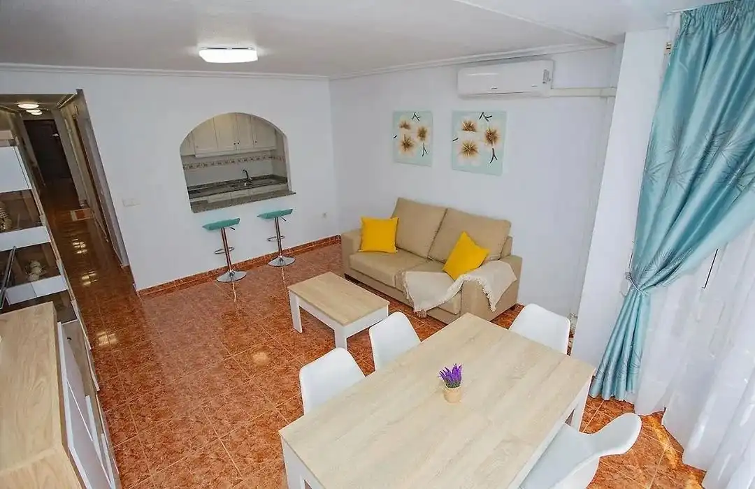 Sala de estar de Apartamento de alquiler en Torrevieja con Aire acondicionado, Amueblado y Internet
