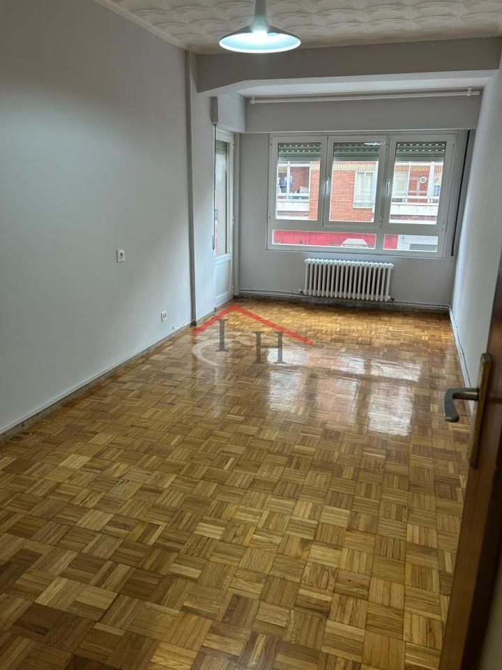 Sala de estar de Piso en venta en León Capital  con Calefacción, Terraza y Amueblado