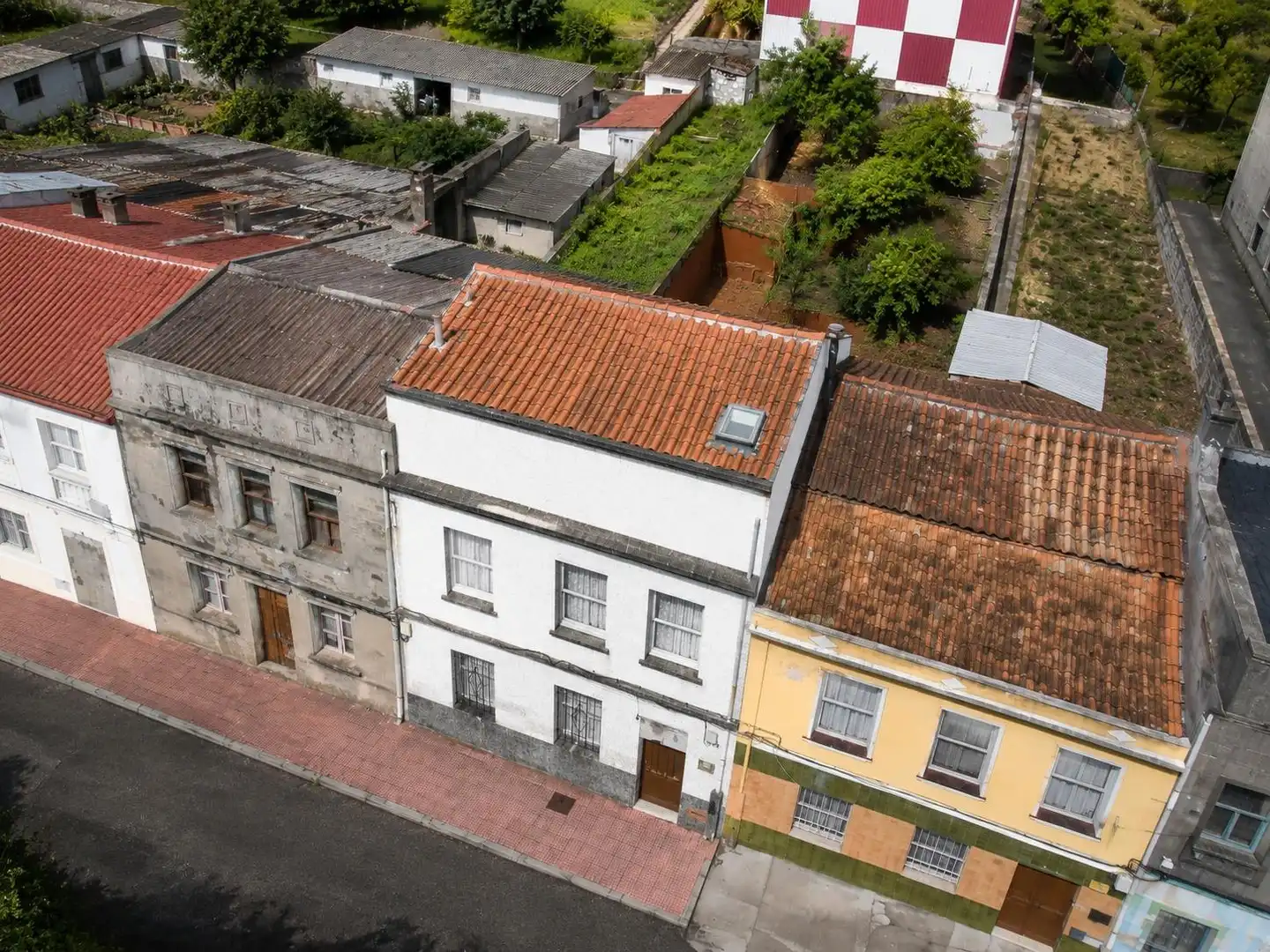 Vista exterior de Casa o xalet en venda en A Coruña Capital  amb Jardí privat, Traster i Alarma