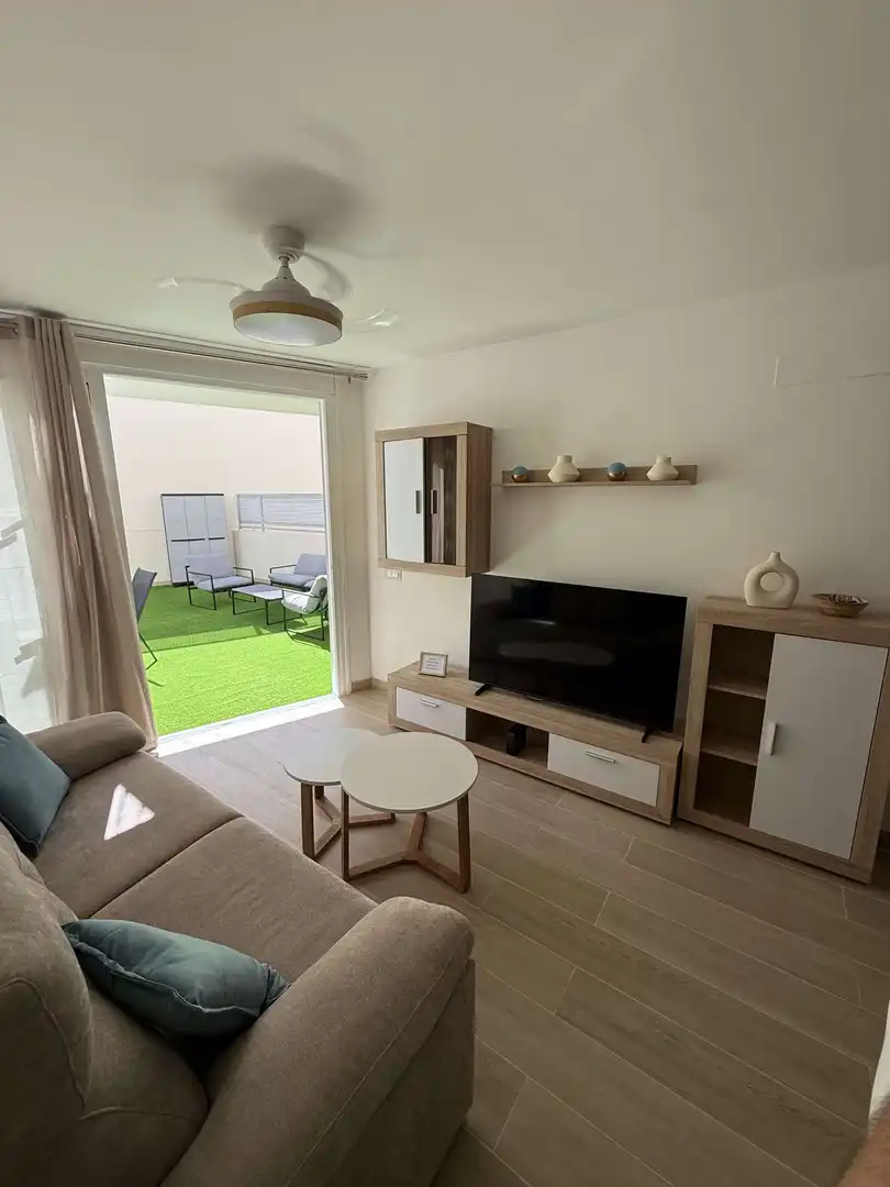 Sala de estar de Apartamento para compartir en Santiago del Teide con Aire acondicionado, Terraza y Amueblado