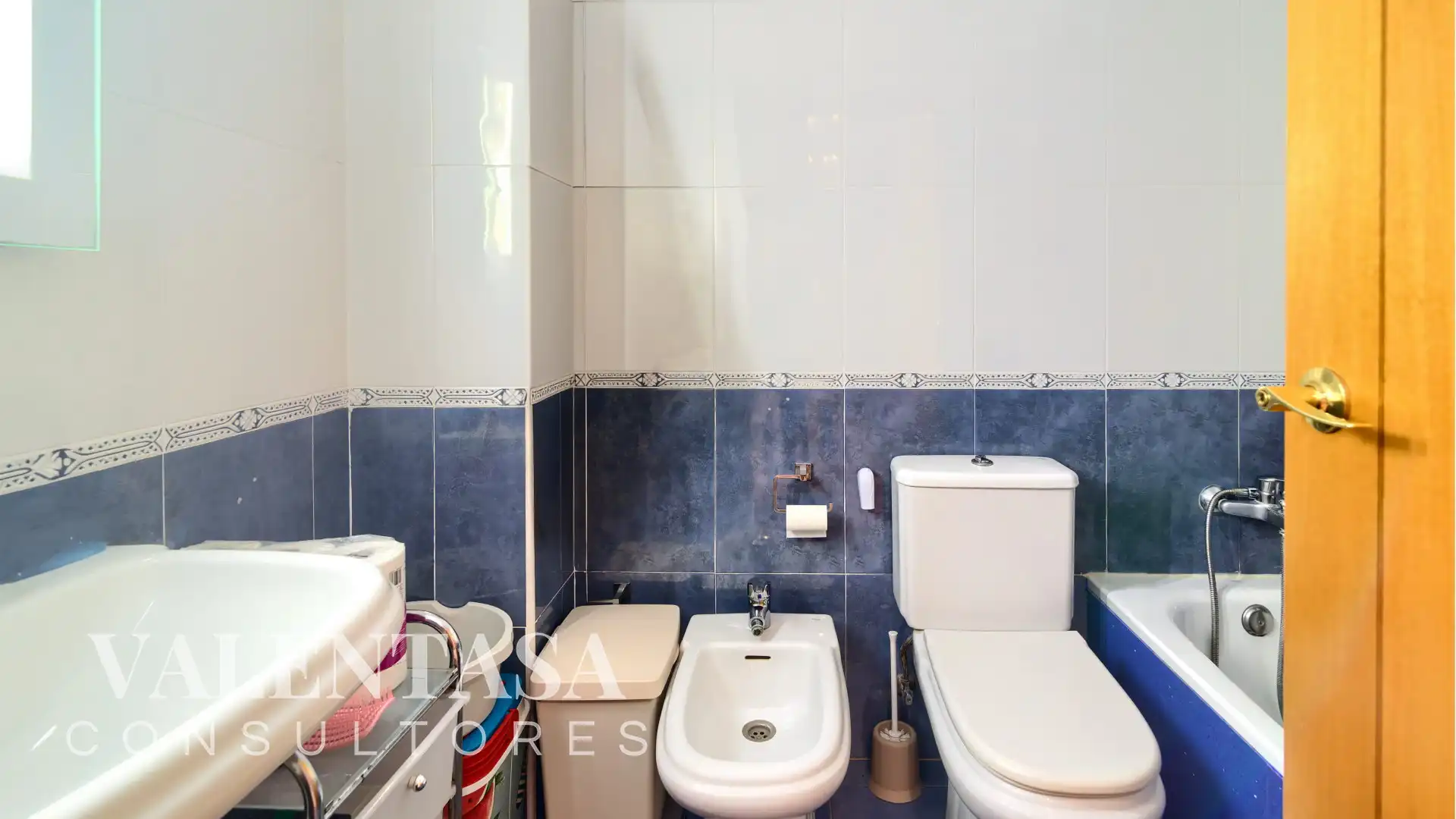 Bathroom of Flat for sale in Valencia  with Furnished and Community pool