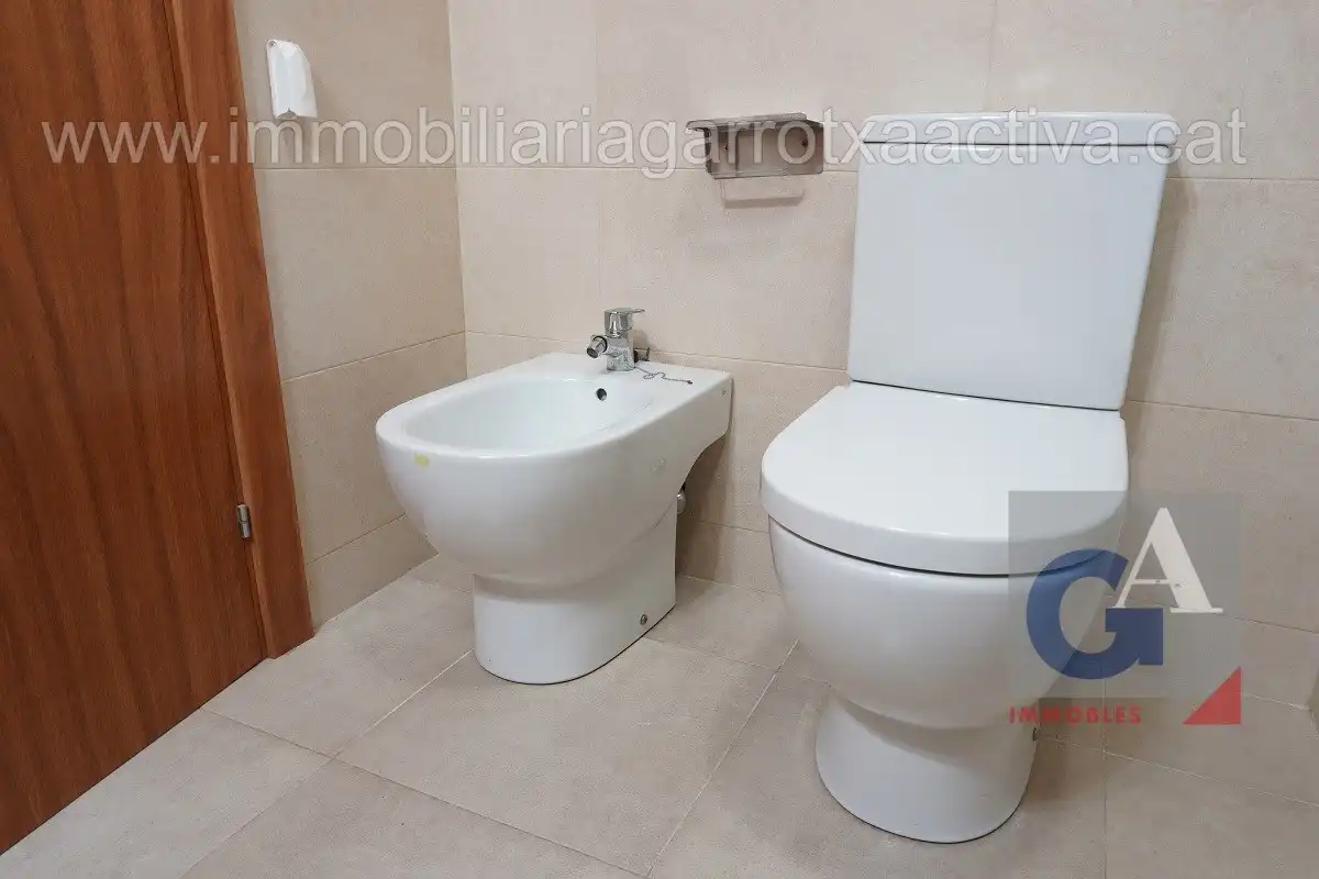 Bany de Dúplex en venda en Olot amb Calefacció, Terrassa i Balcó