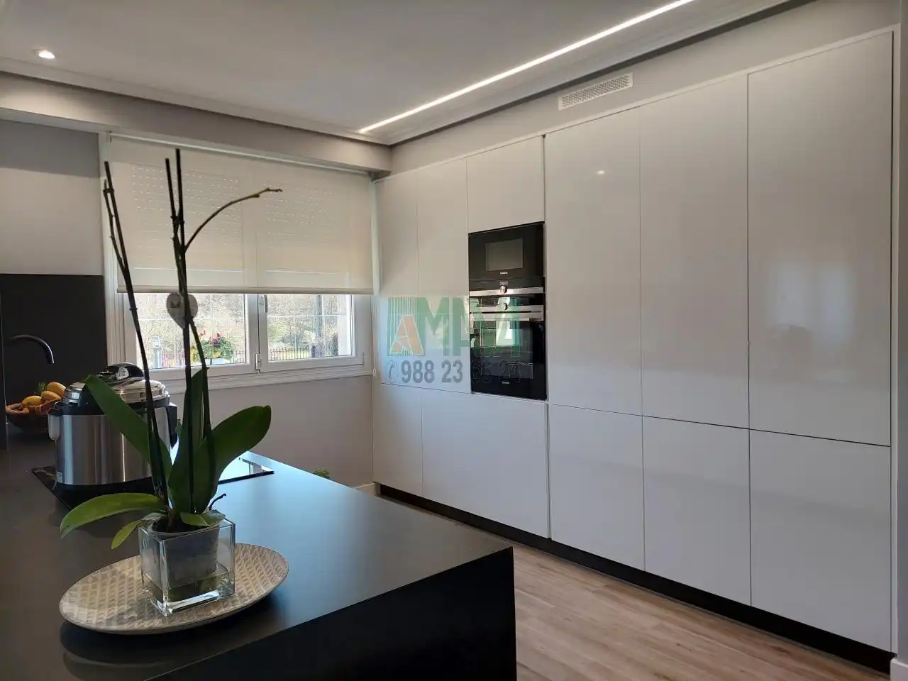 Cuina de Casa o xalet en venda en San Cibrao das Viñas amb Calefacció, Jardí privat i Parquet
