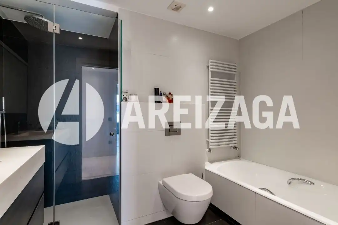 Badezimmer von Wohnung zum Verkauf in Donostia - San Sebastián  mit Heizung, Terrasse und Balkon