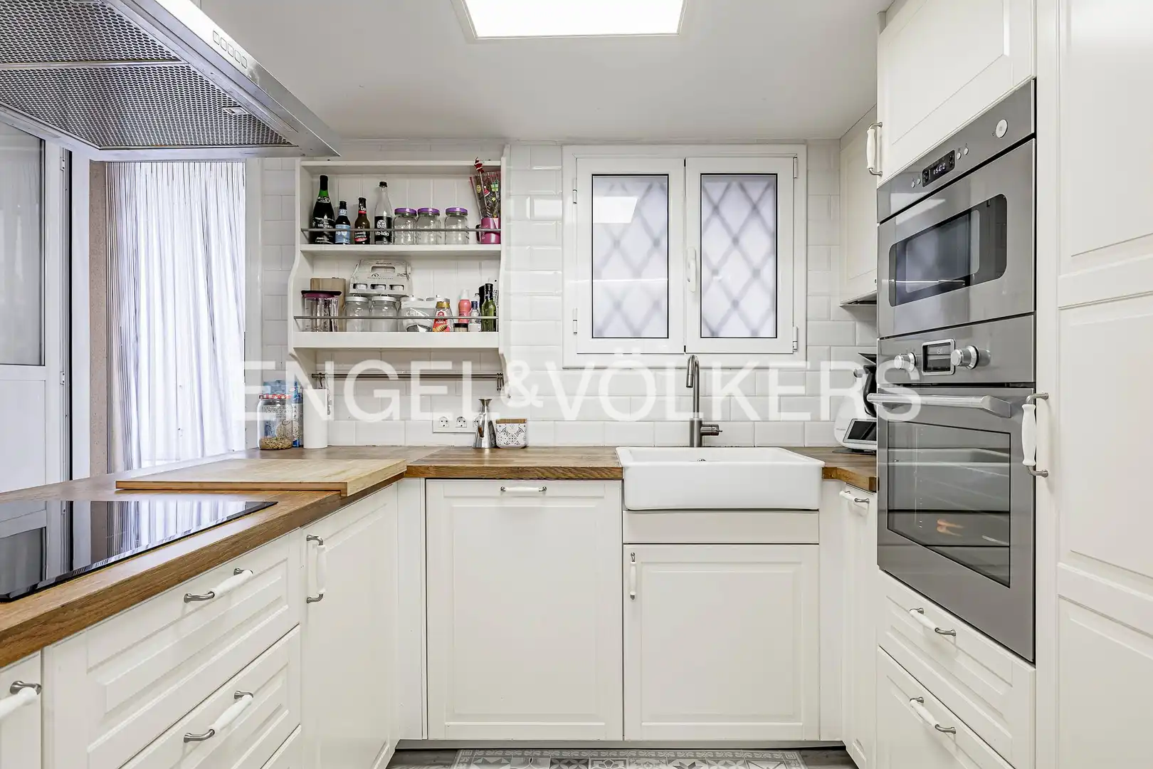 Cuina de Casa o xalet en venda en Sant Cugat del Vallès amb Aire condicionat, Calefacció i Jardí privat